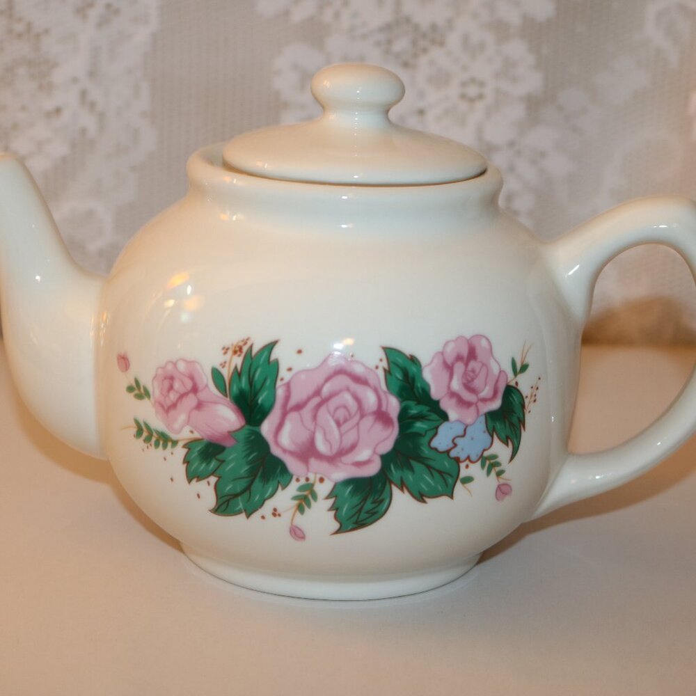 Interpur vintage round teapot in stunning condition with lid! 5 inches tall